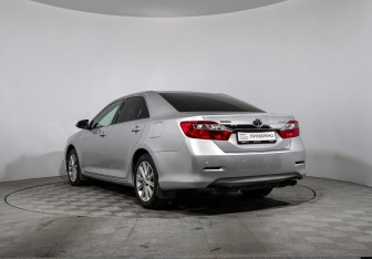 Подержанный автомобиль Toyota Camry Sedan 2011 года (7 фото)