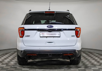 Подержанный автомобиль Ford Explorer 2015 года (7 фото)