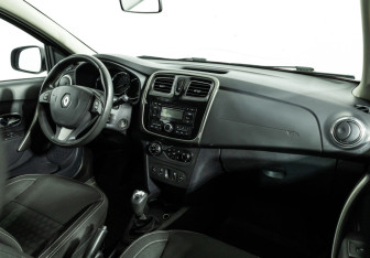 Подержанный автомобиль Renault Sandero 2015 года (9 фото)