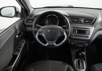 Подержанный автомобиль Kia Rio Sedan 2016 года (11 фото)