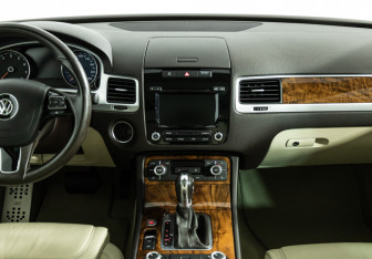 Подержанный автомобиль Volkswagen Touareg 2013 года (14 фото)