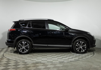 Подержанный автомобиль Toyota RAV4 2018 года (4 фото)