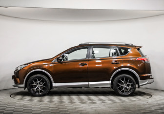Подержанный автомобиль Toyota RAV4 2016 года (8 фото)