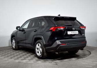 Подержанный автомобиль Toyota RAV4 2022 года (7 фото)