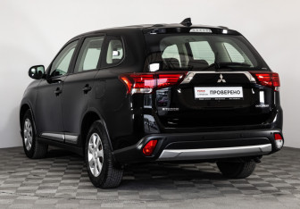 Подержанный автомобиль Mitsubishi Outlander 2017 года (7 фото)