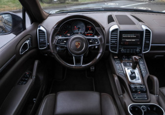 Подержанный автомобиль Porsche Cayenne 2016 года (12 фото)
