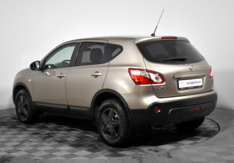Подержанный автомобиль Nissan Qashqai 2012 года (7 фото)