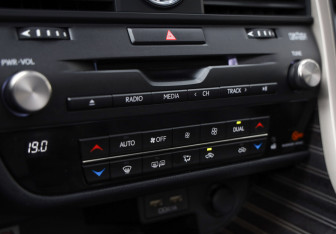 Подержанный автомобиль Lexus RX 2021 года (18 фото)