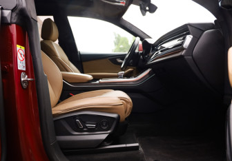 Подержанный автомобиль Audi Q8 2020 года (32 фото)