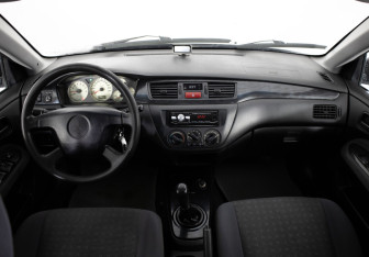 Подержанный автомобиль Mitsubishi Lancer Wagon 2005 года (9 фото)
