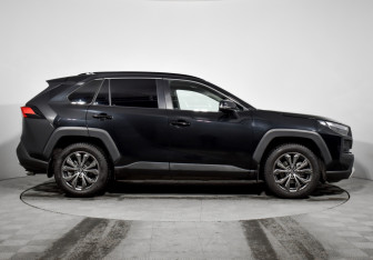 Подержанный автомобиль Toyota RAV4 2024 года (4 фото)