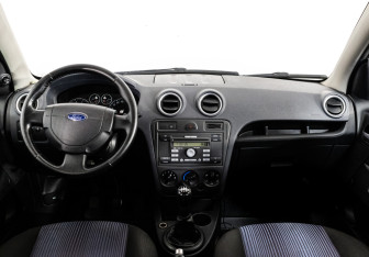 Подержанный автомобиль Ford Fusion 2007 года (10 фото)