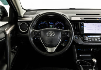 Подержанный автомобиль Toyota RAV4 2018 года (13 фото)