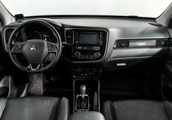 Подержанный автомобиль Mitsubishi Outlander 2017 года (14 фото)