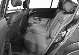 Подержанный автомобиль Opel Astra Sedan 2012 года (11 фото)