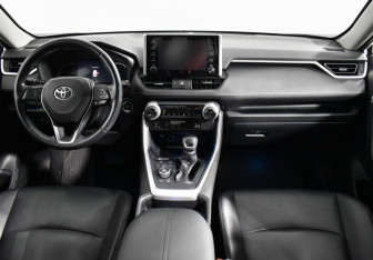 Подержанный автомобиль Toyota RAV4 2019 года (14 фото)