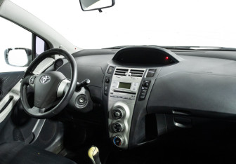 Подержанный автомобиль Toyota Yaris Hatchback 2006 года (9 фото)