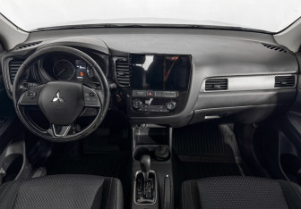 Подержанный автомобиль Mitsubishi Outlander 2016 года (14 фото)