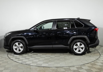 Подержанный автомобиль Toyota RAV4 2019 года (8 фото)