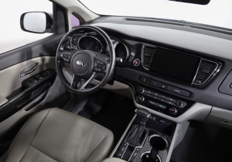 Подержанный автомобиль Kia Carnival 2018 года (8 фото)