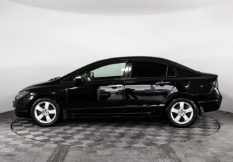 Подержанный автомобиль Honda Civic Sedan 2006 года (8 фото)