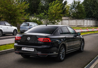 Подержанный автомобиль Volkswagen Passat Sedan 2017 года (6 фото)