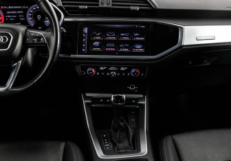 Подержанный автомобиль Audi Q3 2019 года (16 фото)