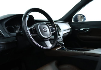 Подержанный автомобиль Volvo XC90 2020 года (13 фото)