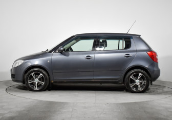 Подержанный автомобиль Skoda Fabia Hatchback 2009 года (8 фото)