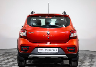 Подержанный автомобиль Renault Sandero 2018 года (6 фото)