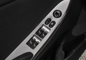 Подержанный автомобиль Hyundai Solaris Hatchback 2014 года (10 фото)