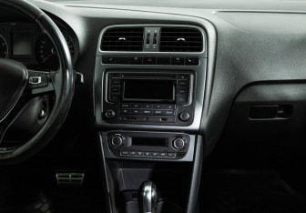 Подержанный автомобиль Volkswagen Polo Sedan 2016 года (14 фото)