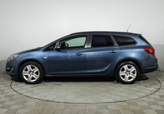 Подержанный автомобиль Opel Astra Wagon 2013 года (8 фото)