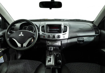 Подержанный автомобиль Mitsubishi L200 2014 года (13 фото)