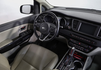 Подержанный автомобиль Kia Carnival 2018 года (8 фото)