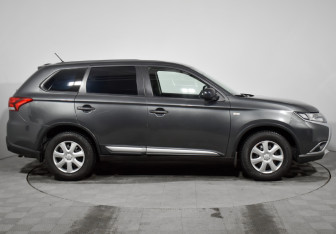 Подержанный автомобиль Mitsubishi Outlander 2016 года (4 фото)