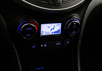 Подержанный автомобиль Hyundai Solaris Hatchback 2012 года (13 фото)