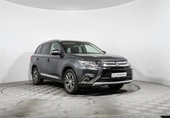 Подержанный автомобиль Mitsubishi Outlander 2017 года (3 фото)