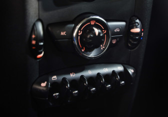 Подержанный автомобиль MINI Hatch 2012 года (13 фото)