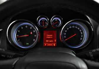 Подержанный автомобиль Opel Astra Hatchback 2011 года (16 фото)