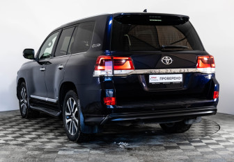 Подержанный автомобиль Toyota Land Cruiser Suv 2018 года (7 фото)
