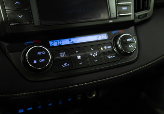 Подержанный автомобиль Toyota RAV4 2013 года (17 фото)