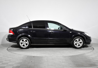 Подержанный автомобиль Opel Astra Sedan 2010 года (4 фото)