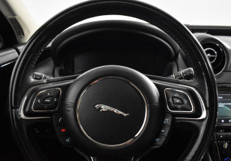 Подержанный автомобиль Jaguar XJ 2016 года (94 фото)