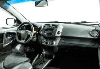 Подержанный автомобиль Toyota RAV4 2010 года (9 фото)