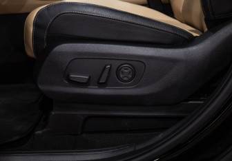 Подержанный автомобиль Kia Carnival 2023 года (26 фото)
