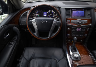 Подержанный автомобиль Infiniti QX80 2017 года (11 фото)