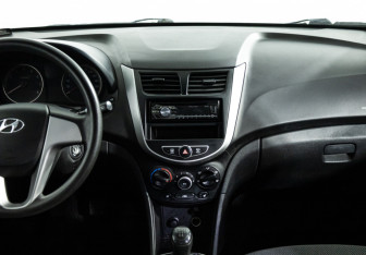 Подержанный автомобиль Hyundai Solaris Sedan 2013 года (14 фото)