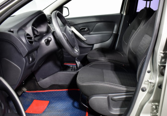 Подержанный автомобиль Renault Logan Sedan 2017 года (10 фото)