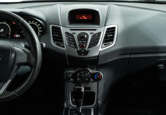 Подержанный автомобиль Ford Fiesta Hatchback 2009 года (14 фото)